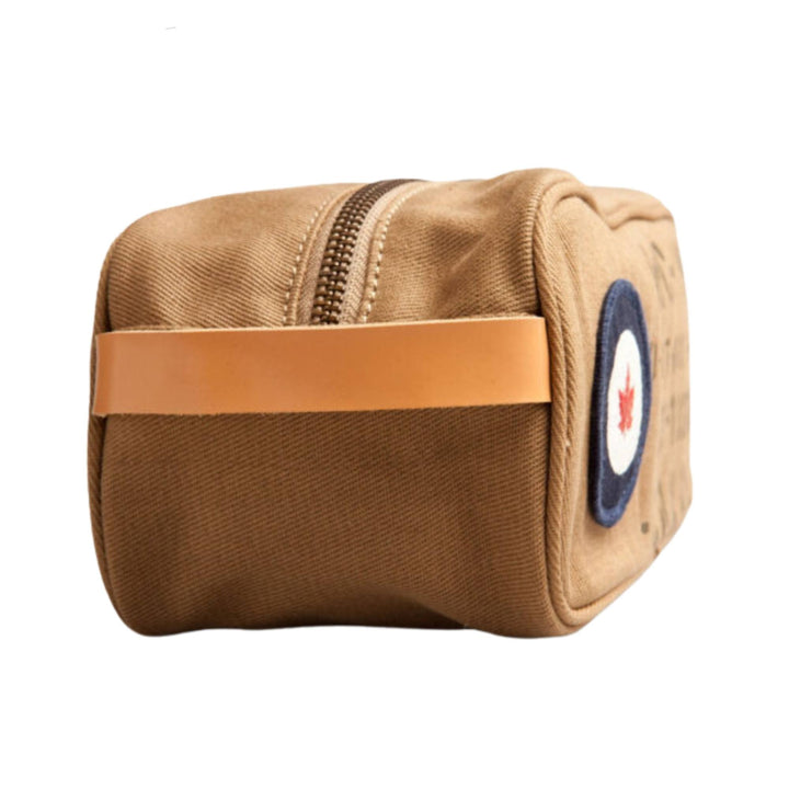 Trousse de toilette RCAF tan avec logo et textes par Red Canoe vue de côté