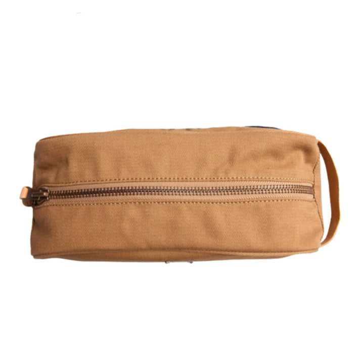 Trousse de toilette RCAF tan avec logo et textes par Red Canoe vue de dessus