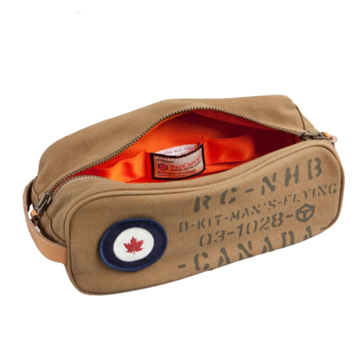 Trousse de toilette RCAF tan avec logo et textes par Red Canoe ouverte