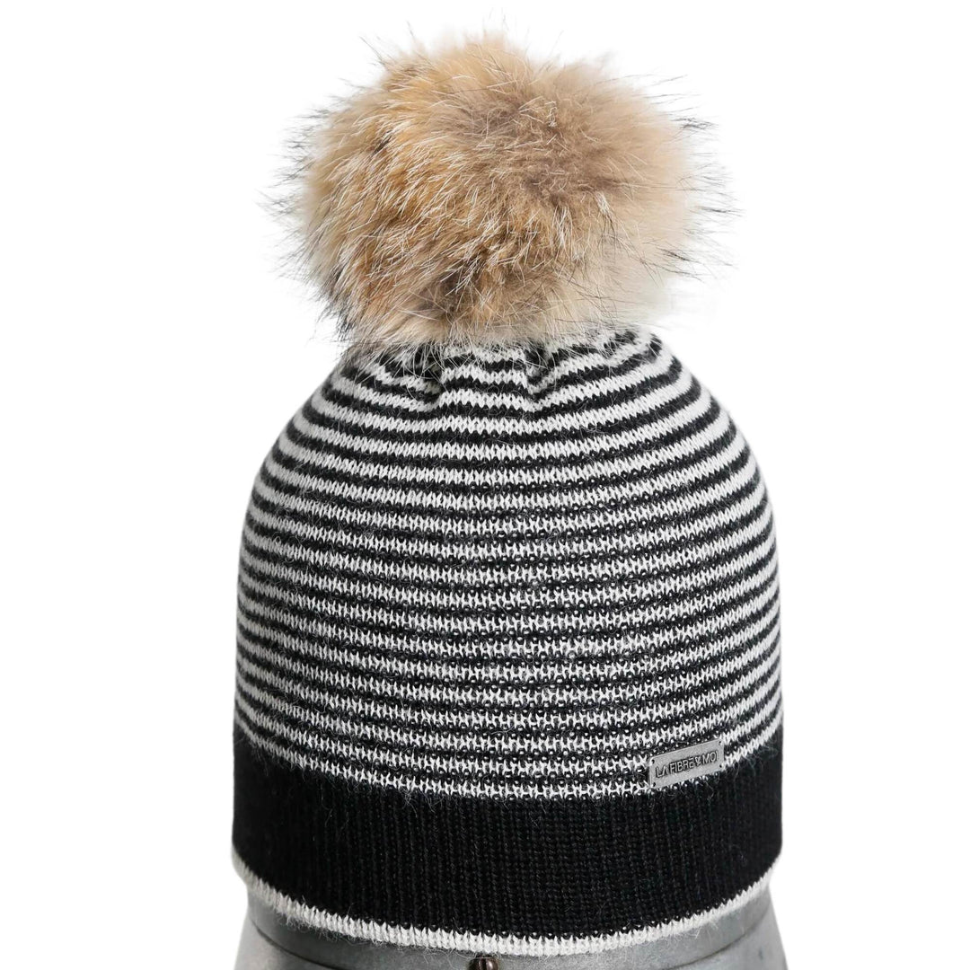 Tuque à rayures noire et blanches avec pompom beige par La fibre et moi