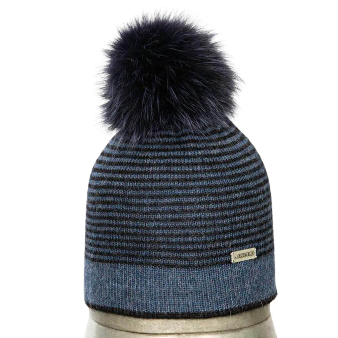 Tuque en laine de bébé alpaga à rayures noire et bleues avec pompom bleu par La fibre et moi