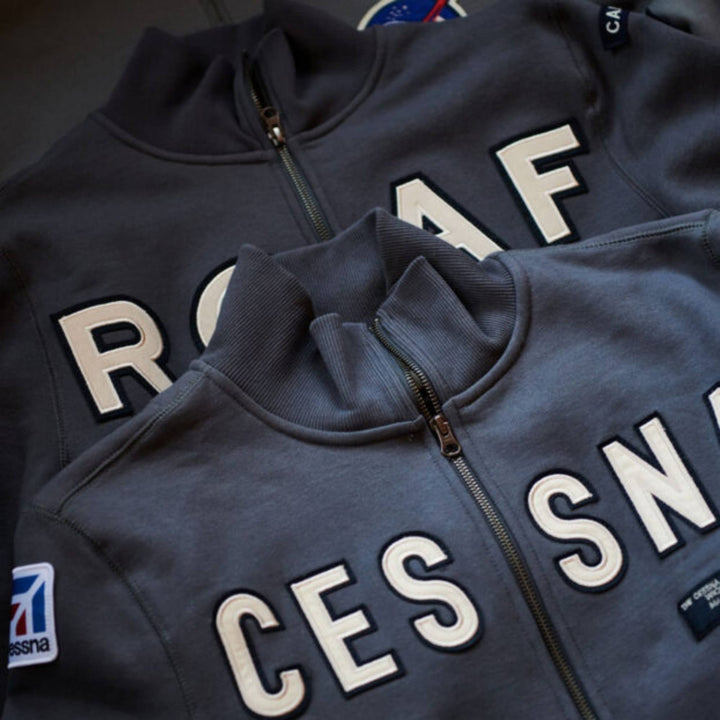 Vestes cessna bleues empilées une sur l'autre par Red Canoe