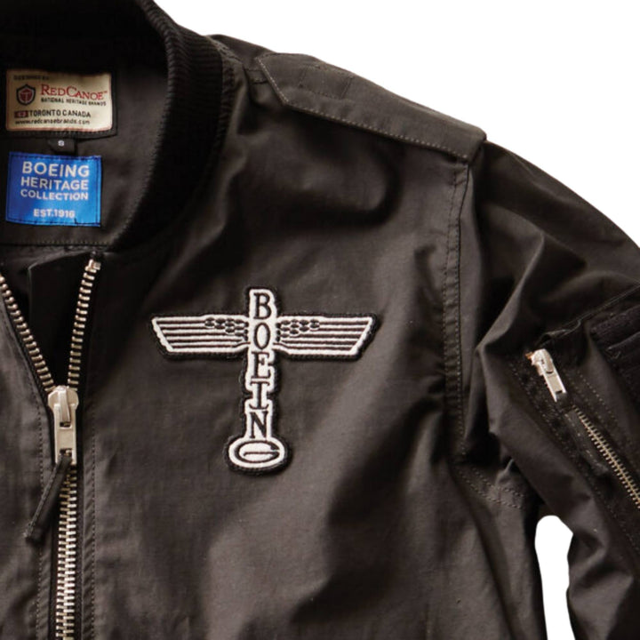Détails du patch Boeing sur la Veste de vol boeing totem charbon pour homme par Red Canoe
