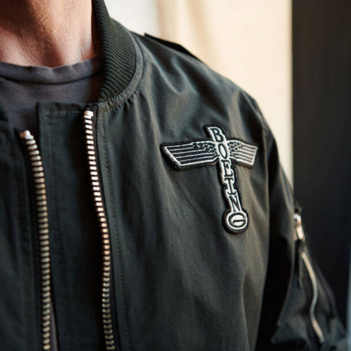 Homme portant une Veste de vol boeing totem charbon pour homme par Red Canoe