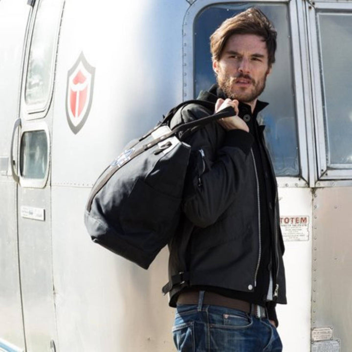 Mannequin homme portant une Veste de vol charbon avec un sac par Red Canoe