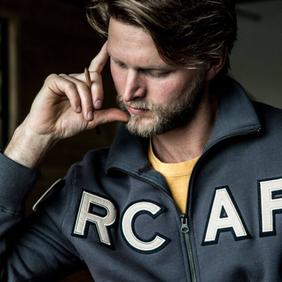 Homme portant une Veste à fermeture éclair RCAF bleue par Red Canoe