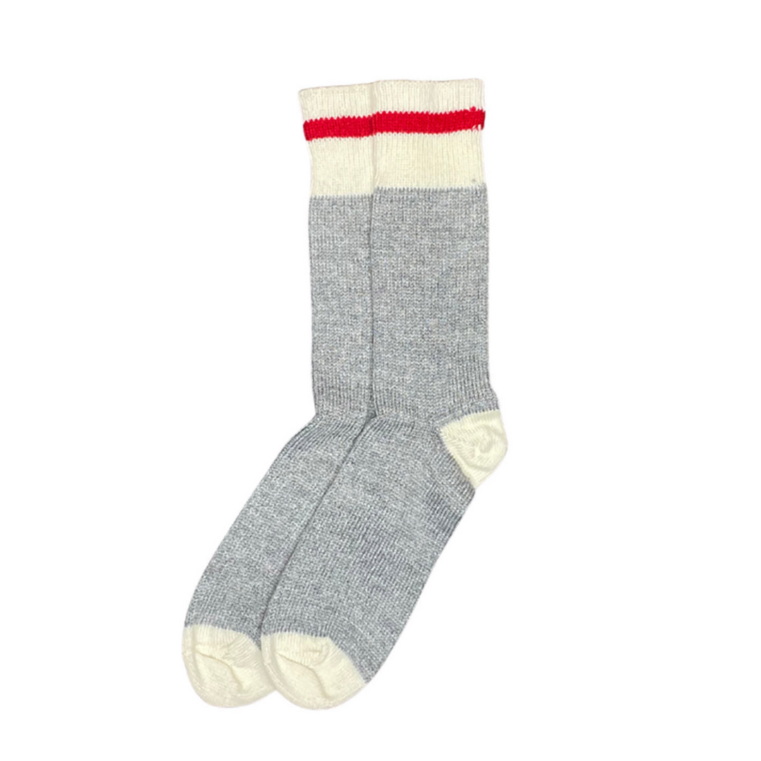 Paire de chaussettes en laine grises et blanche avec une ligne rouge sur le bord