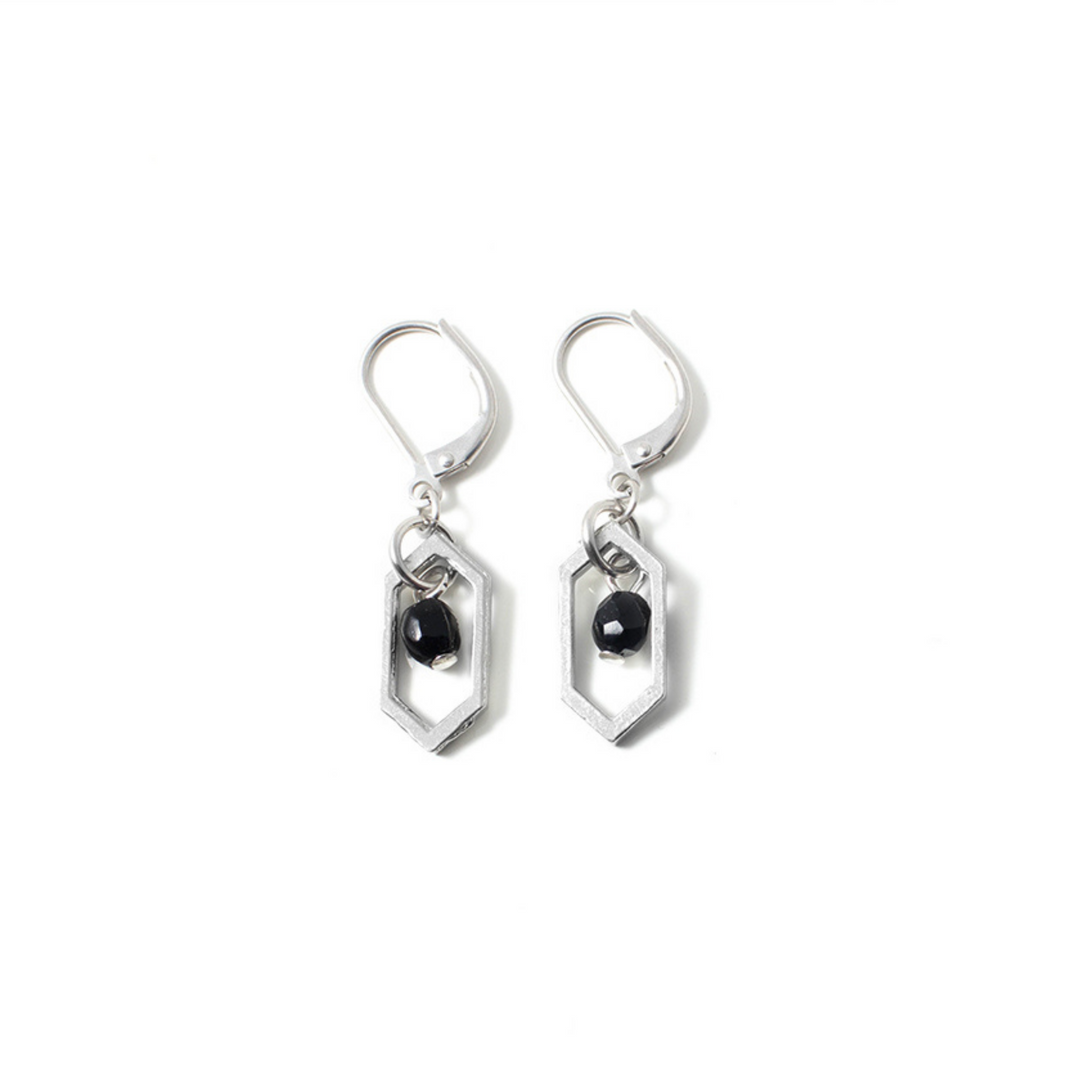 Boucles d'oreilles Anne-Marie Chagnon en étain avec forme géométrique suspendue et perle noire au milieu
