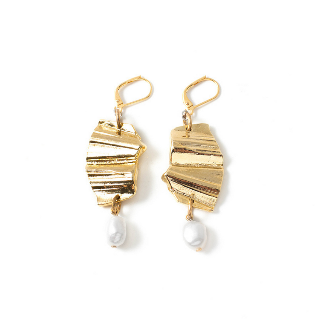 Boucles d'oreilles Anne-Marie Chagnon dorées de forme abstraites avec perle au bout