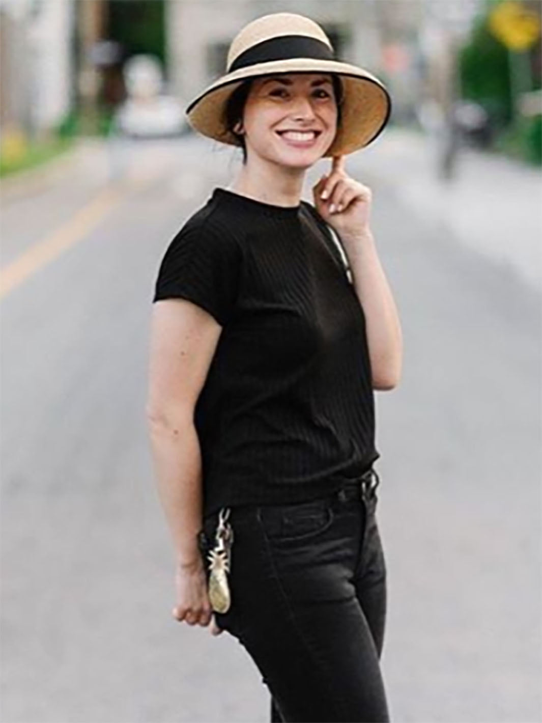 Femme dans la rue portant un chapeau Rebecca regardant la caméra