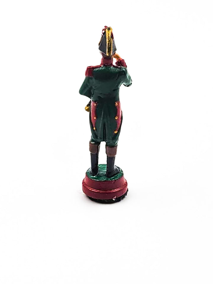 Piece fou portant une tenue verte vue de derriere