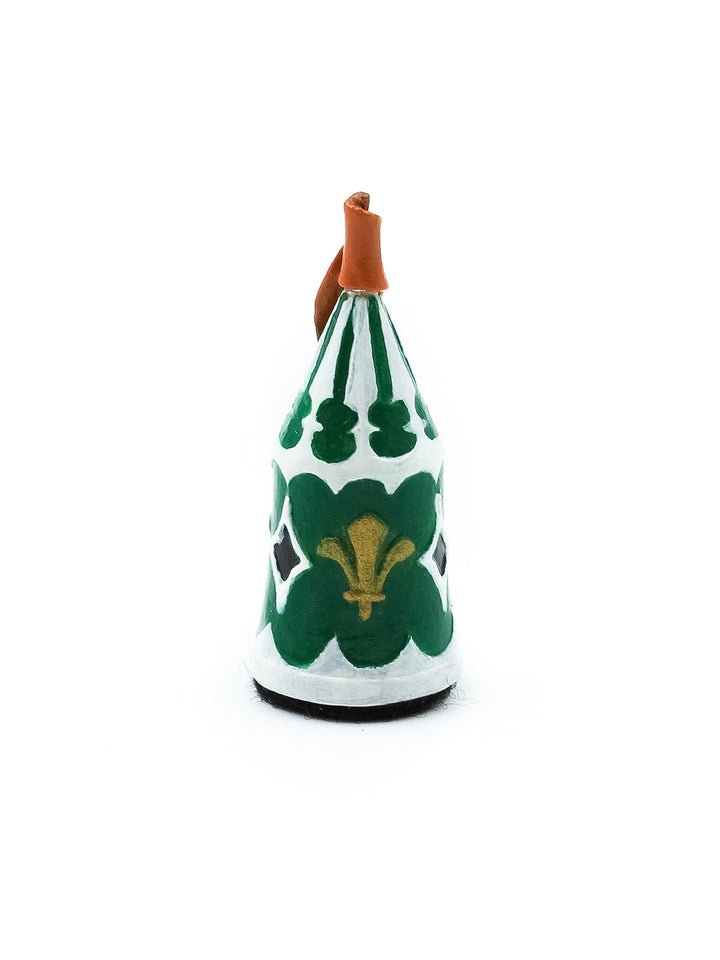 Piece de tour en forme de chapiteau vert et blanc vue de derriere