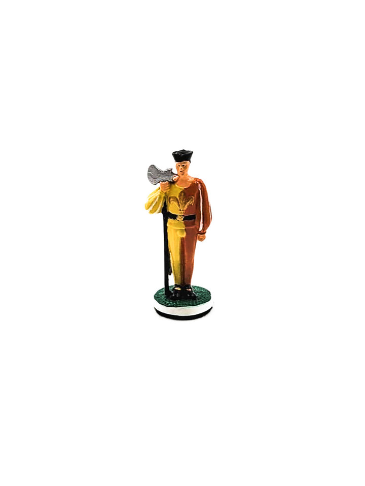 Piece de pion portant une hache et un habit jaune et orange vue de devant