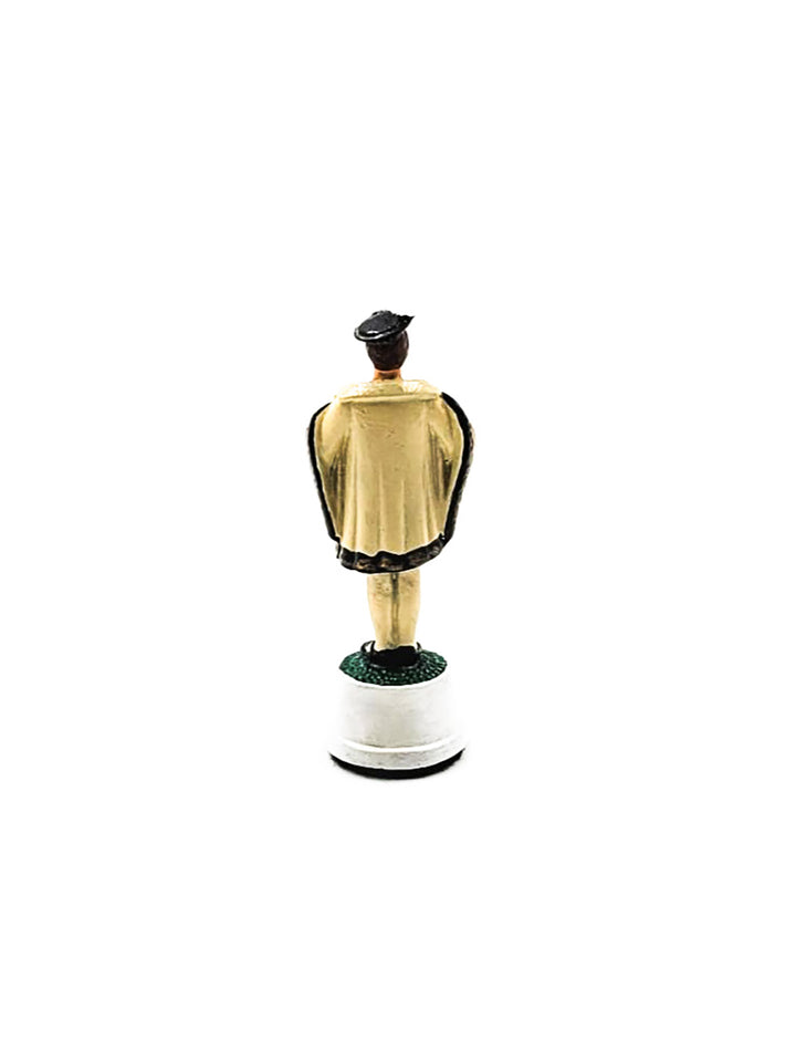 Piece de roi portant une tenue bleue marine et blanche vue de derriere