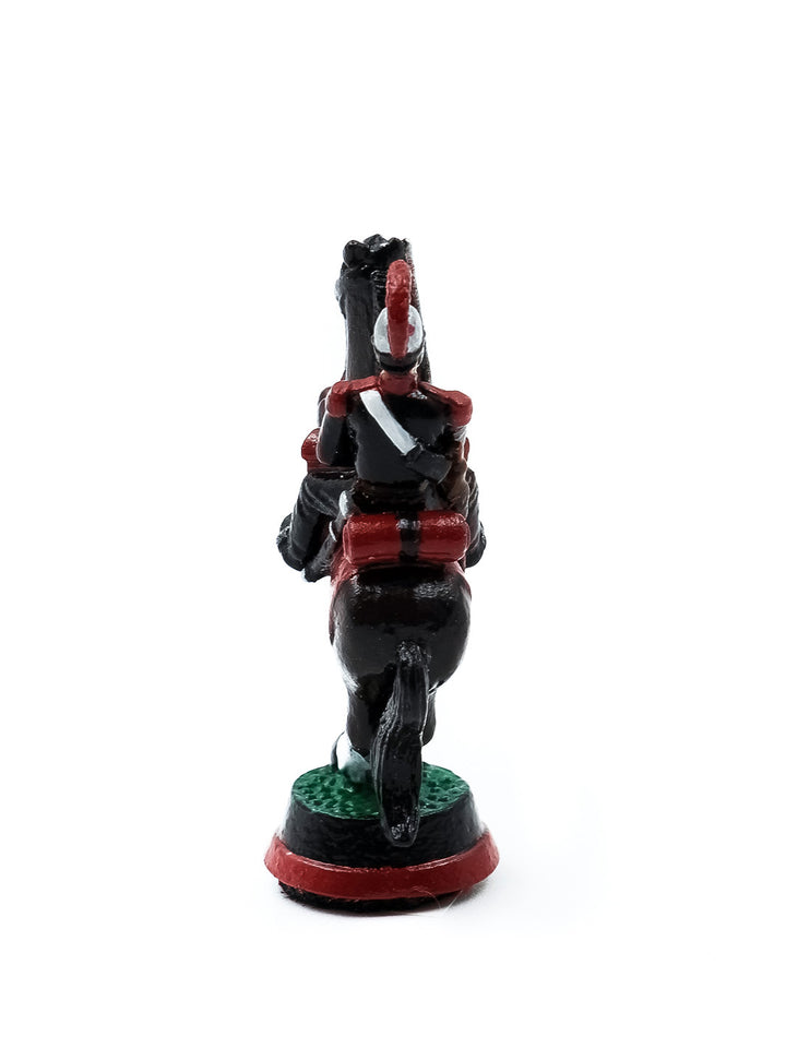 Pièce Cavalier 2 portant un uniforme noir et rouge sur son cheval debout sur ses pattes arrieres vue de derriere