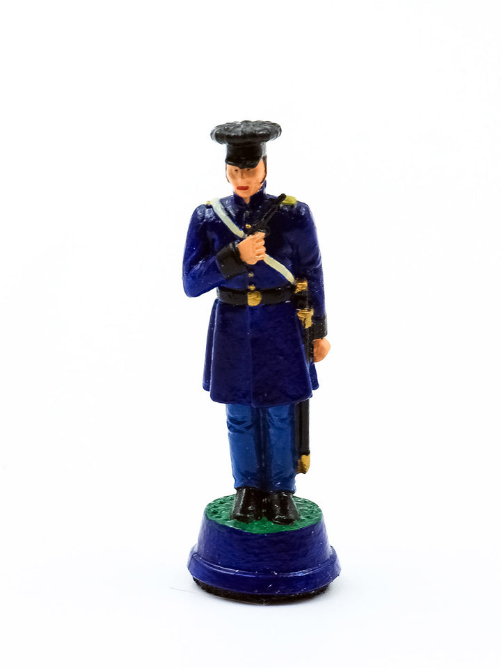 Piece Fou 1 portant un uniforme bleu vue de face