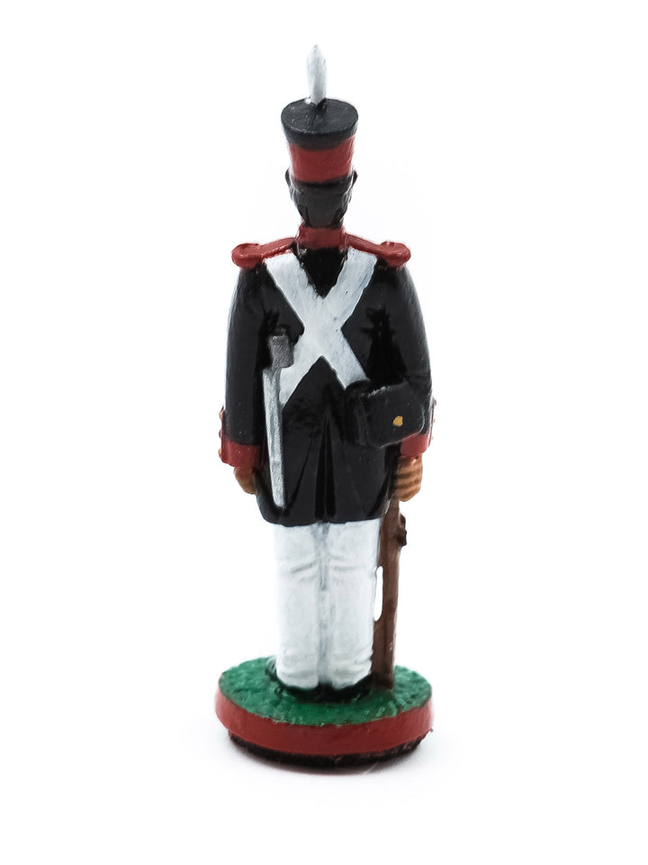 Piece Pion 2 portant un chapeau rouge et noir et un fusil dans la main vue de face