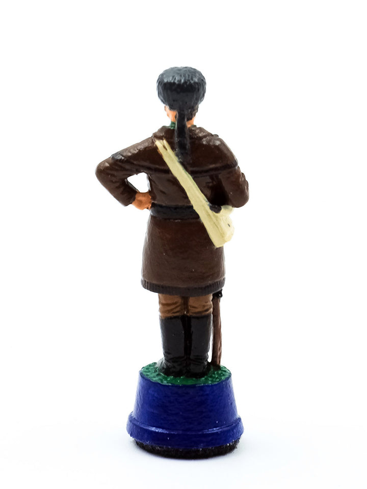 Piece Roi 1 portant un chapeau et un habit brun vue de derriere