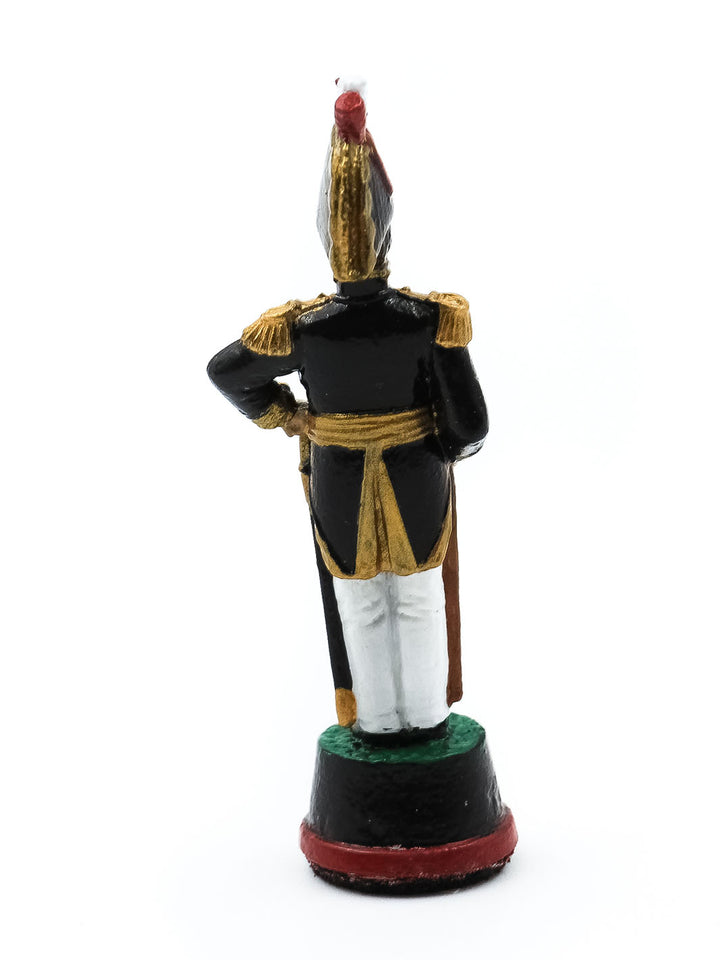 Piece Roi 2 portant un chapeau et un habit noir et rouge vue de derriere