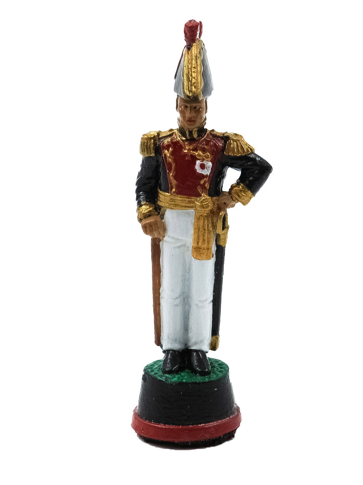 Piece Roi 2 portant un chapeau et un habit noir et rouge vue de devant