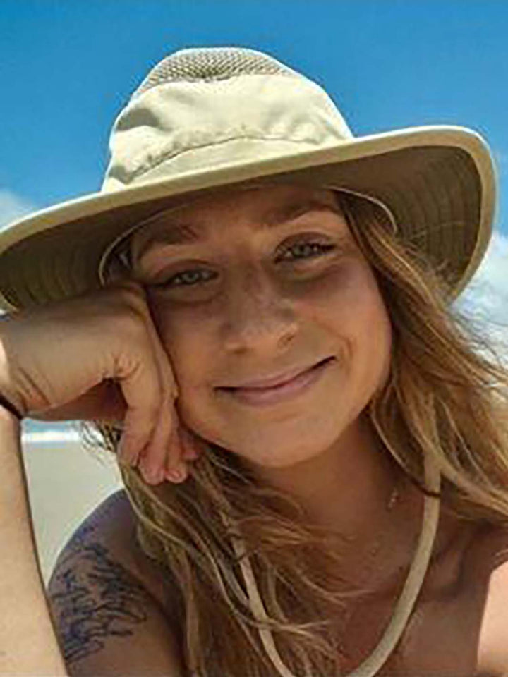 Femme portant un chapeau LTM5 Khaki au soleil