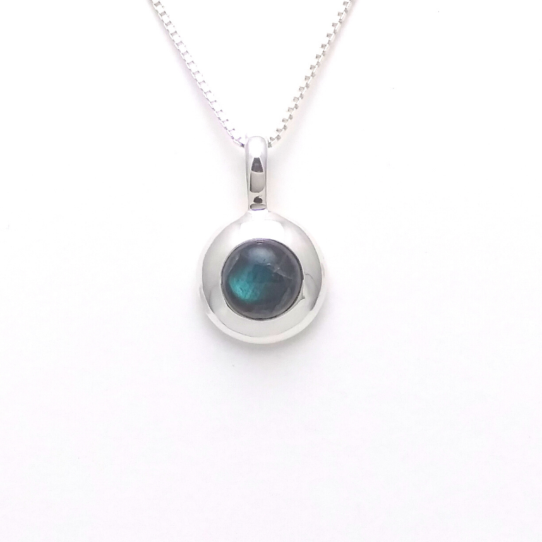 Collier avec un pendentif de labradorite de forme ronde