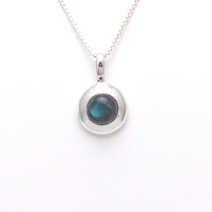 Collier avec un pendentif de labradorite de forme ronde