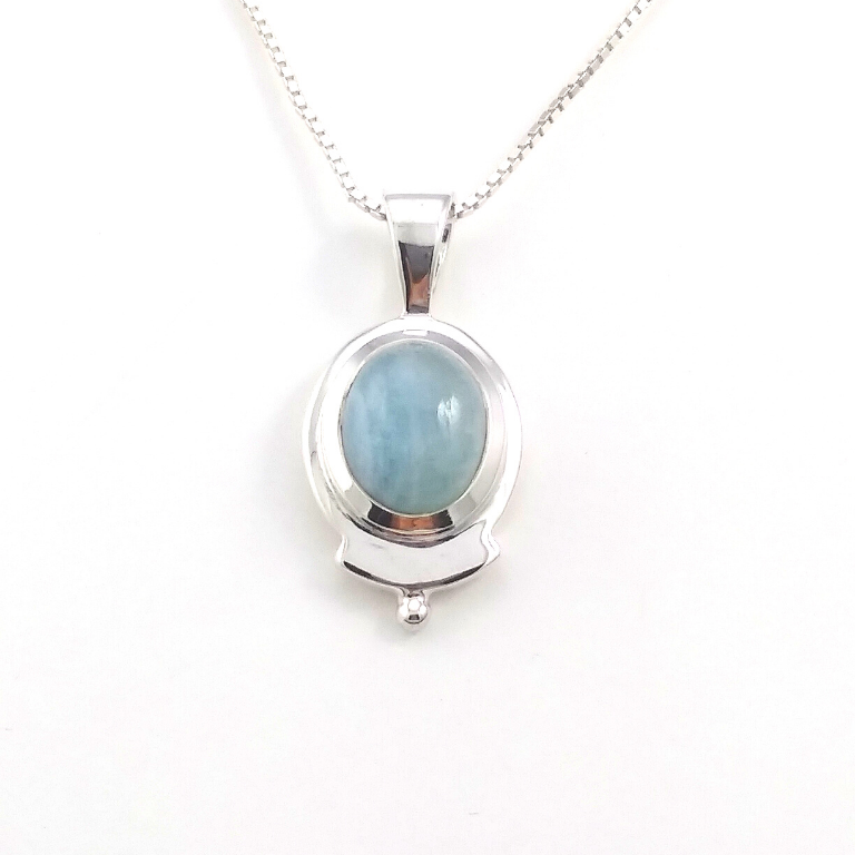 Collier argenté avec pendantif bleu pâle