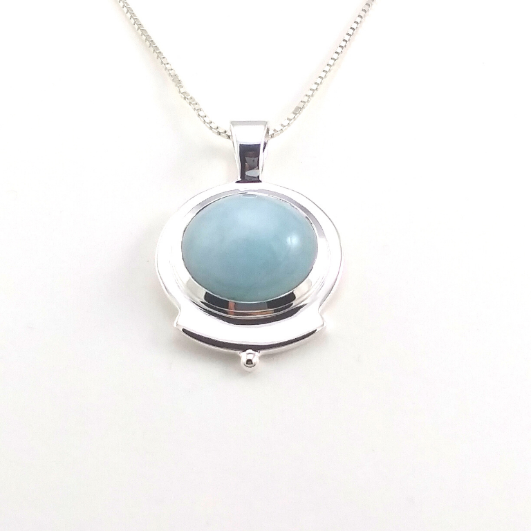 Collier argenté avec pendantif bleu