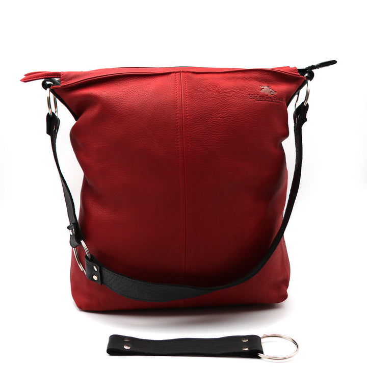 Sac à main fourre-tout rouge avec le logo de la compagnie à droite et la sangle tombante et la rallonge devant le sac