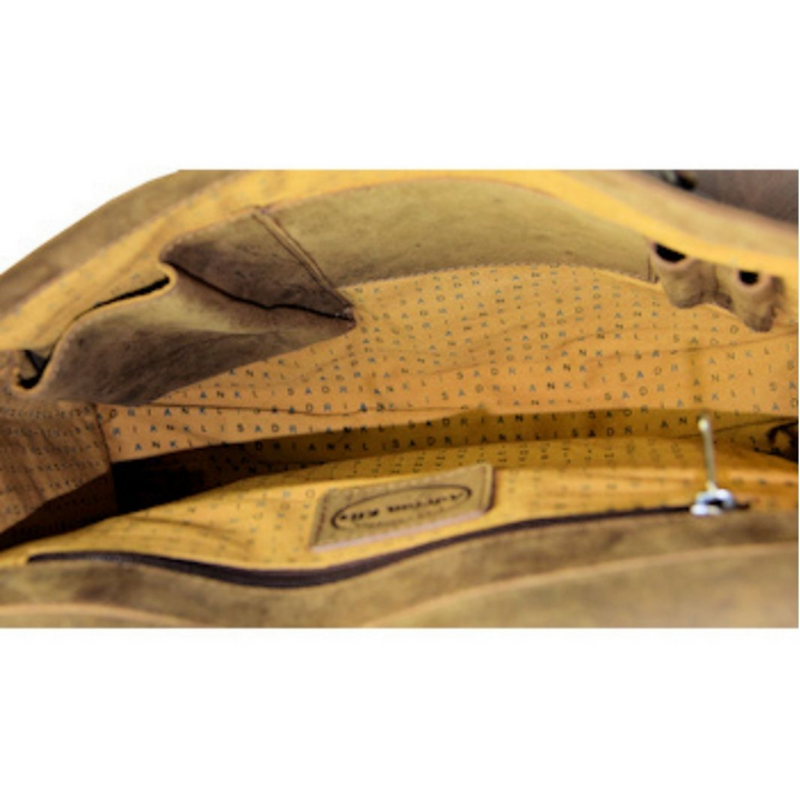 Interieur d'un sac bandouliere a rabat en cuir de bison ouvert sur ses compartiments vue de dessus