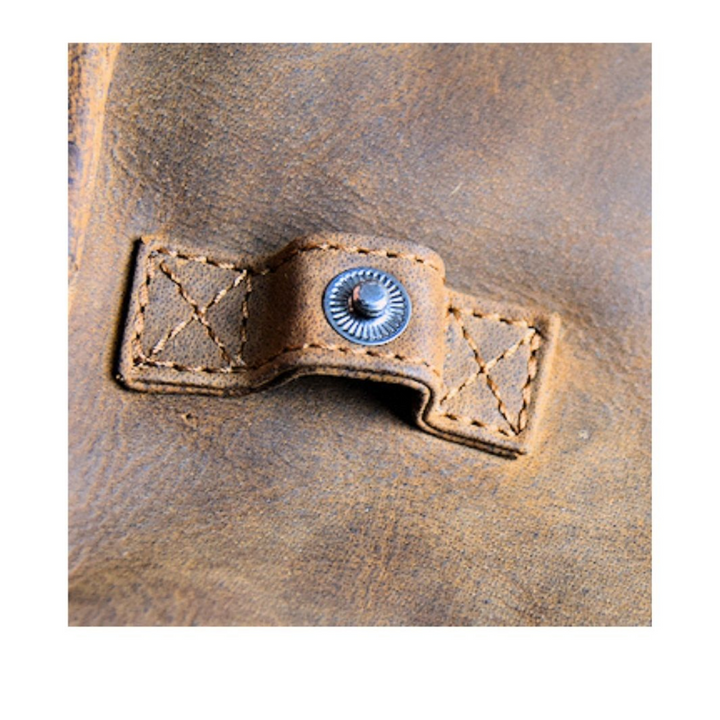 Détails clip d'un sac bandouliere a rabat en cuir de bison