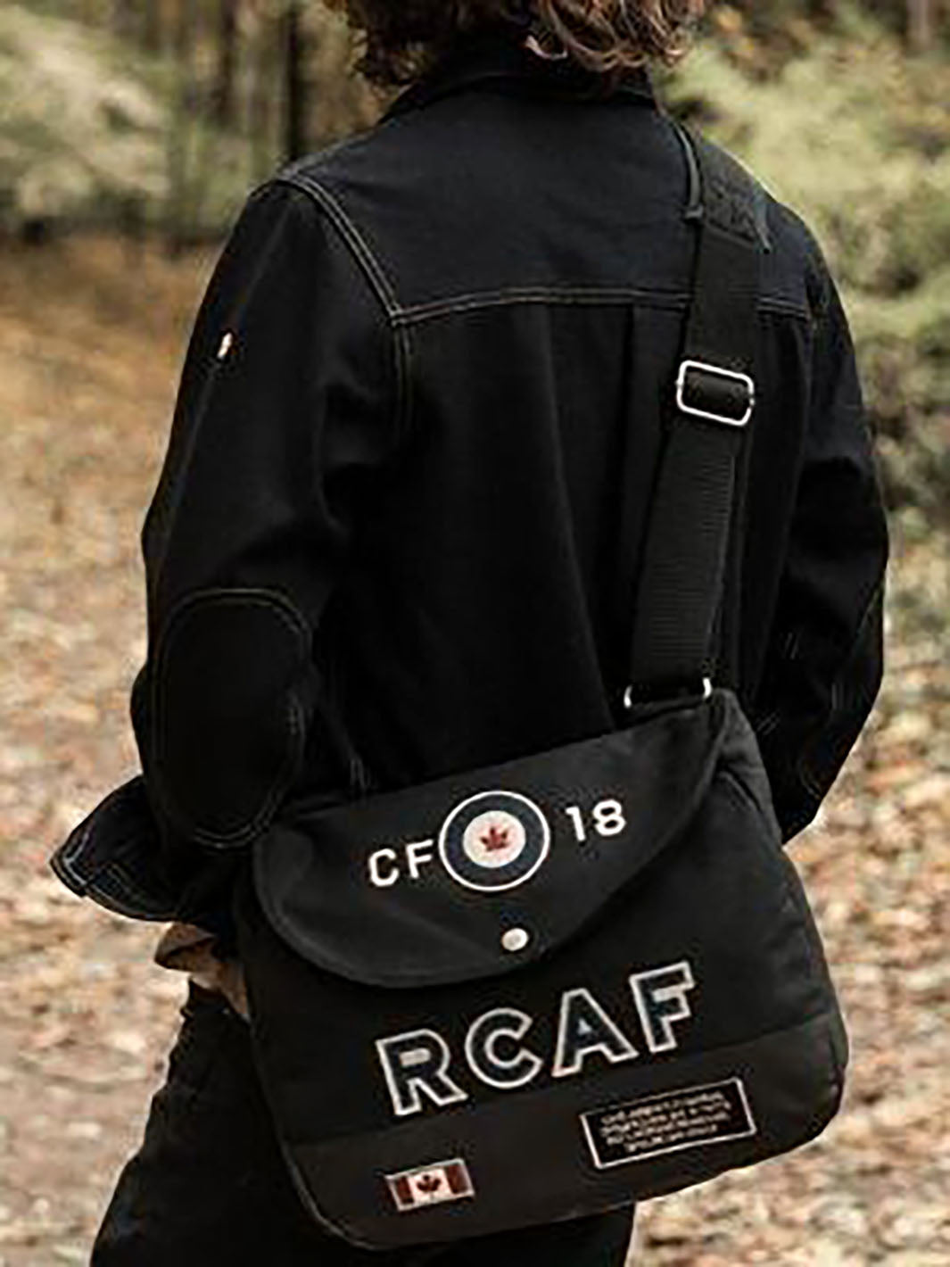 Mannequin portant un sac messager Cessna noir avec logos