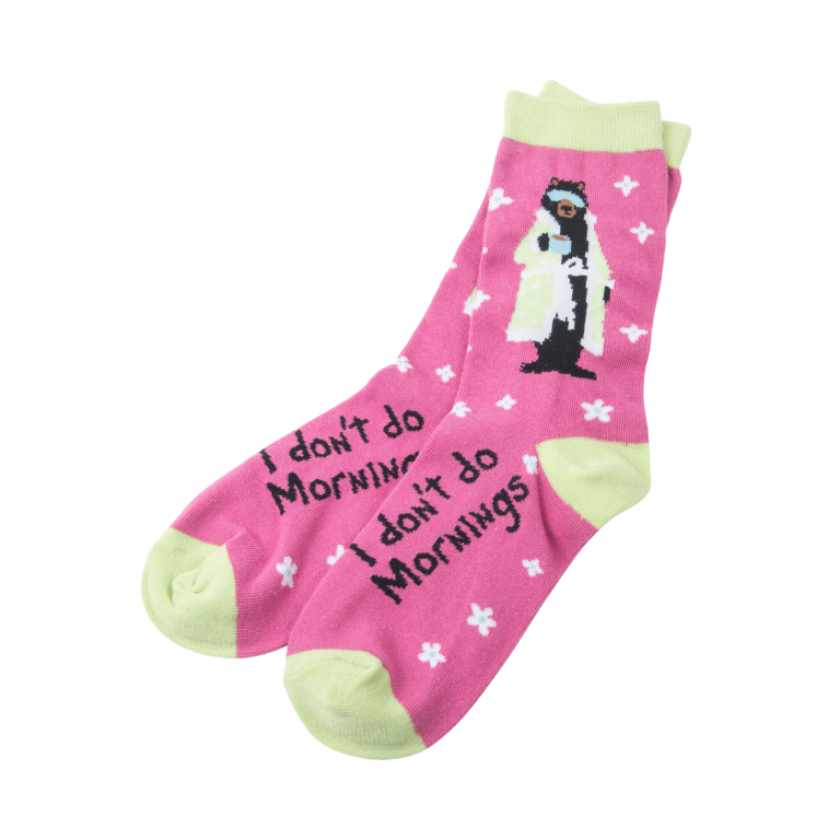 Chaussettes roses et blanches avec motifs ded fleurs et d'ours noir en pyjama I DON'T DO MORNINGS