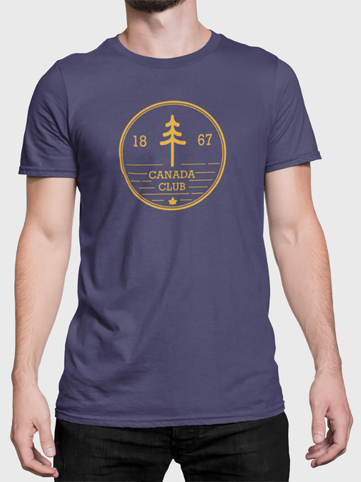 Mannequin portant un tshirt bleu avec un motif d'un cercle avec un arbre, l'année 1867 de chaque coté et CANADA CLUB inscrit