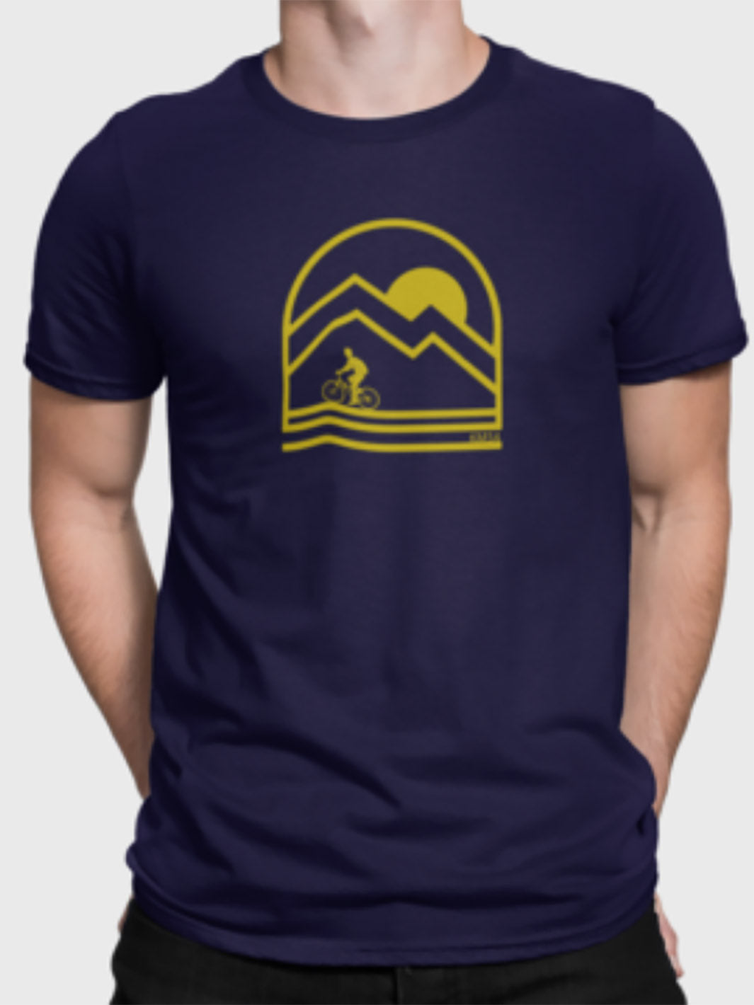 Mannequin portant un tshirt violet avec un motif jaune de 2 montagnes avec un soleil couchant et un cycliste sur la route