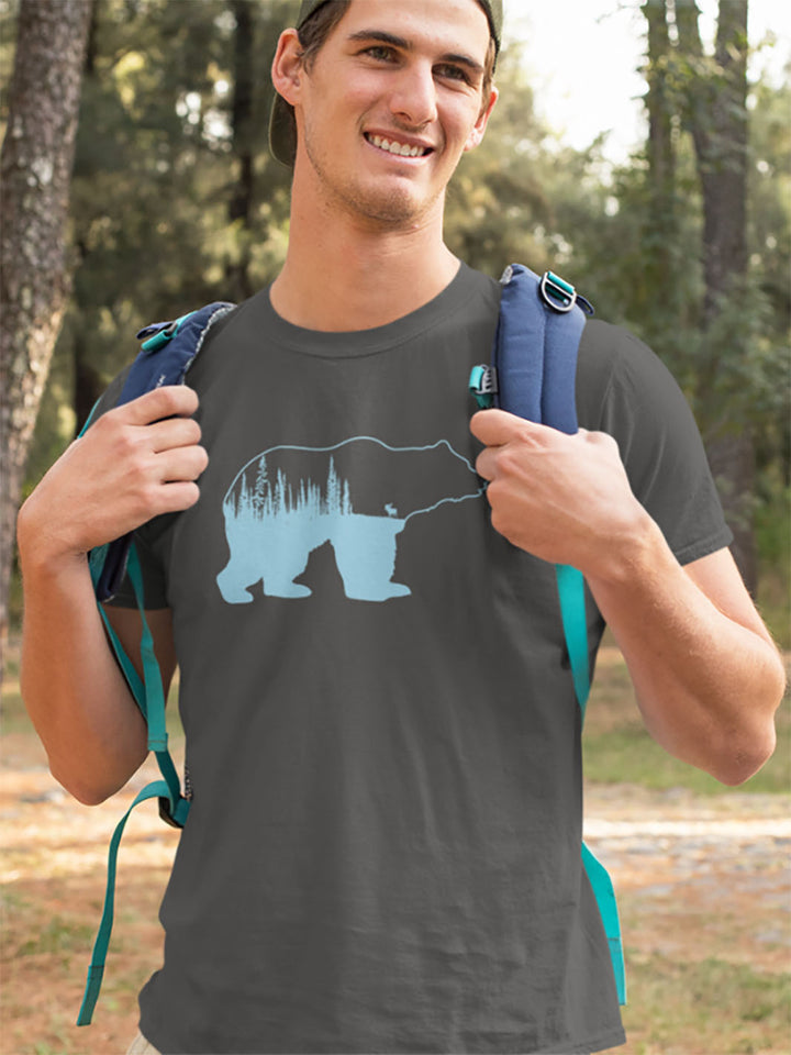 Mannequin portant un tshirt gris foncé avec un motif bleu pale d'un ours avec une foret à l'interieur