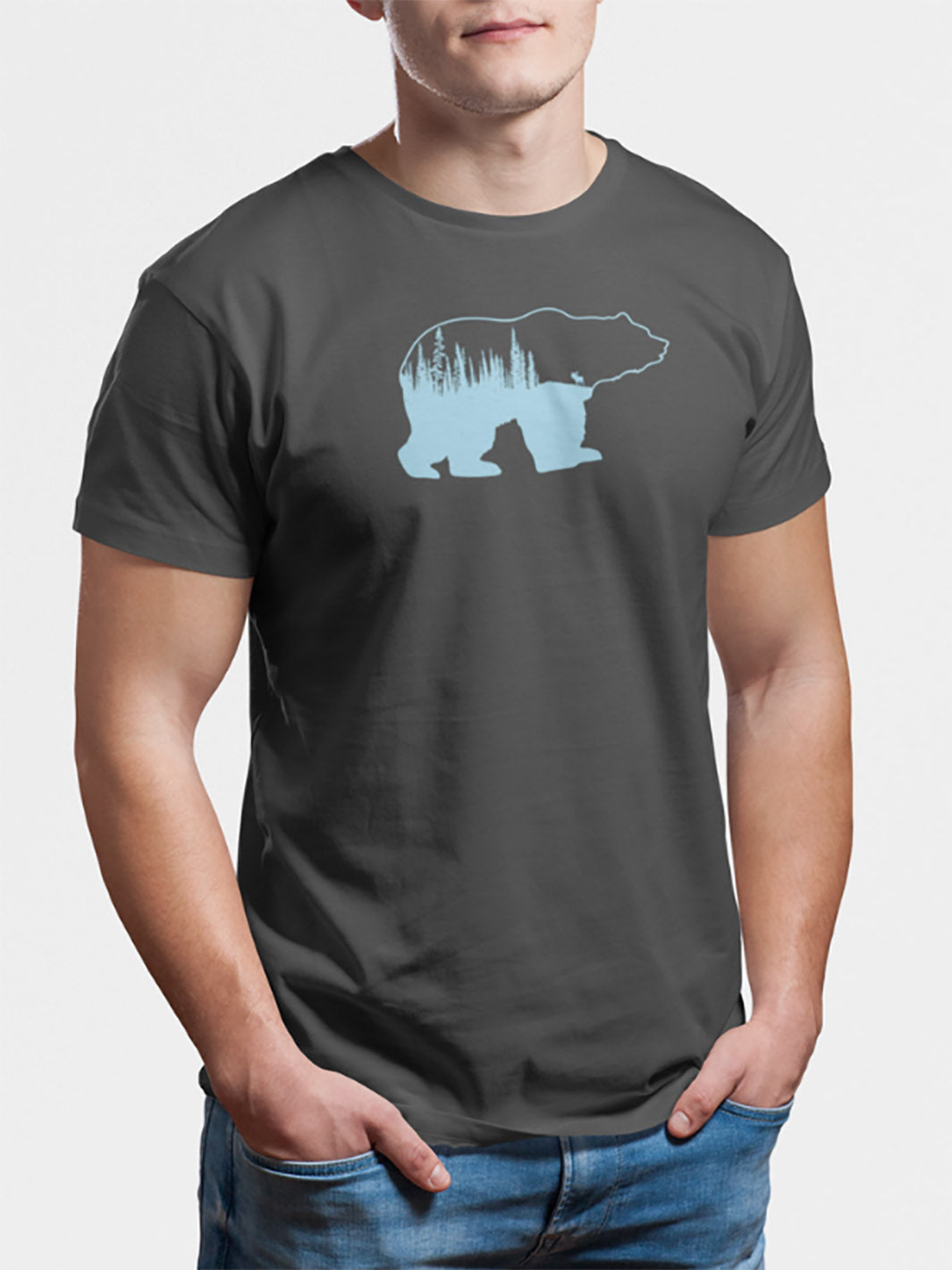 Mannequin portant un tshirt gris foncé avec un motif bleu pale d'un ours avec une foret à l'interieur