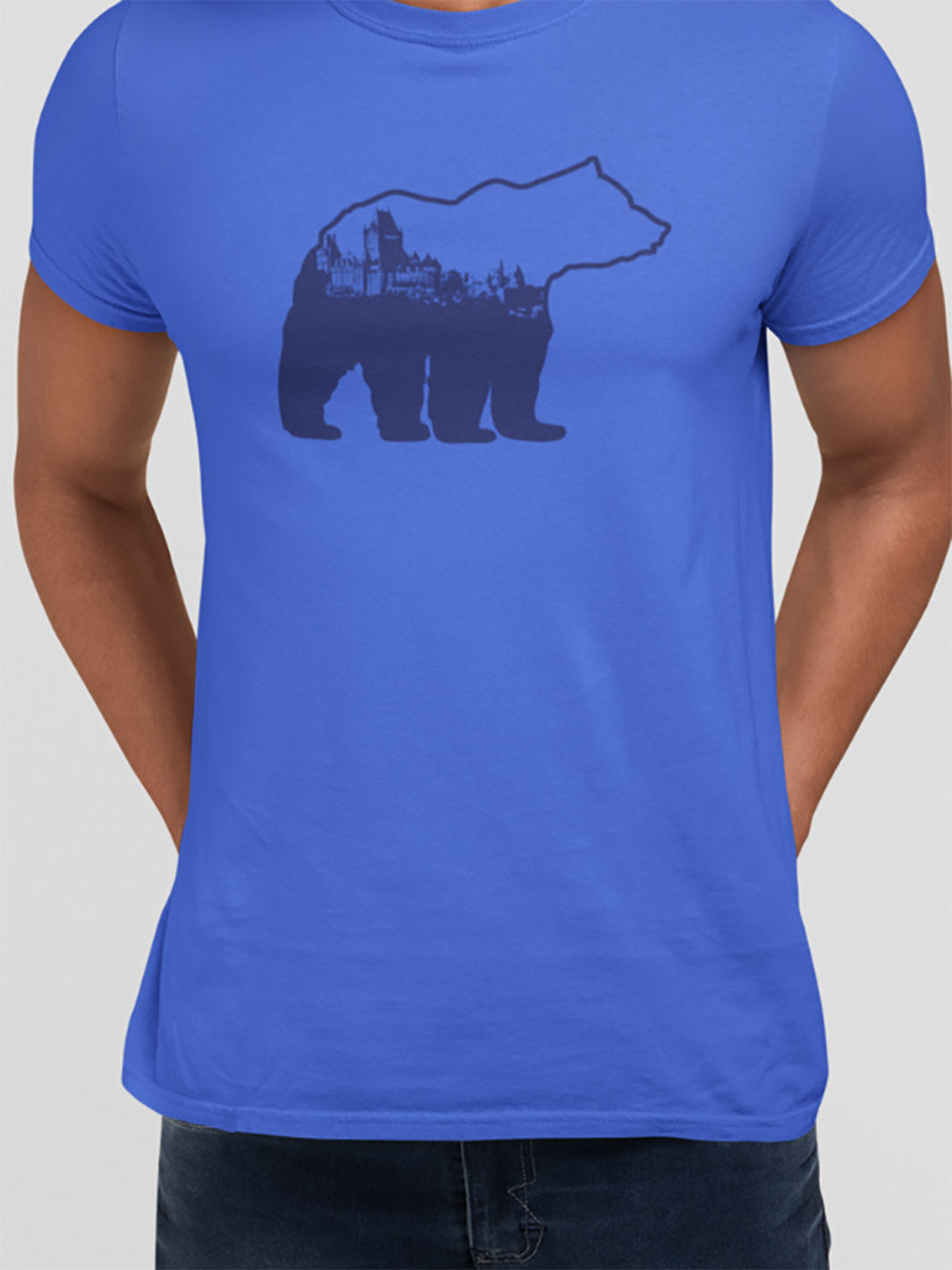 Mannequin portant un tshirt bleu avec un motif bleu foncé d'un ours avec la ville de Québec a l'interieur