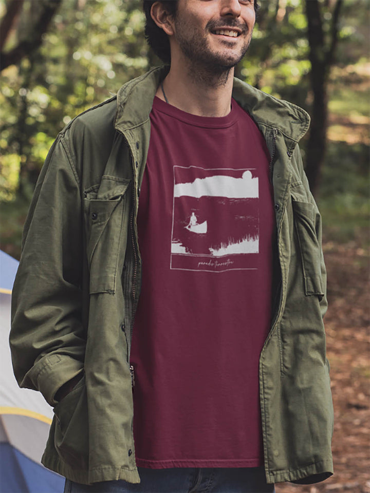 Mannequin portant un tshirt rouge vin avec un motif blanc rosé d'un pecheur sur l'eau avec des montagnes
