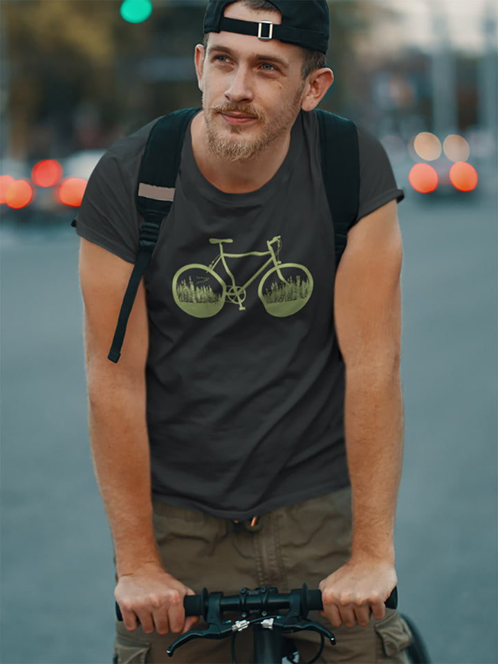 Mannequin sur son vélo portant un tshirt gris imprimé d'un motif vert d'une bicyclette avec la foret dans les 2 roues