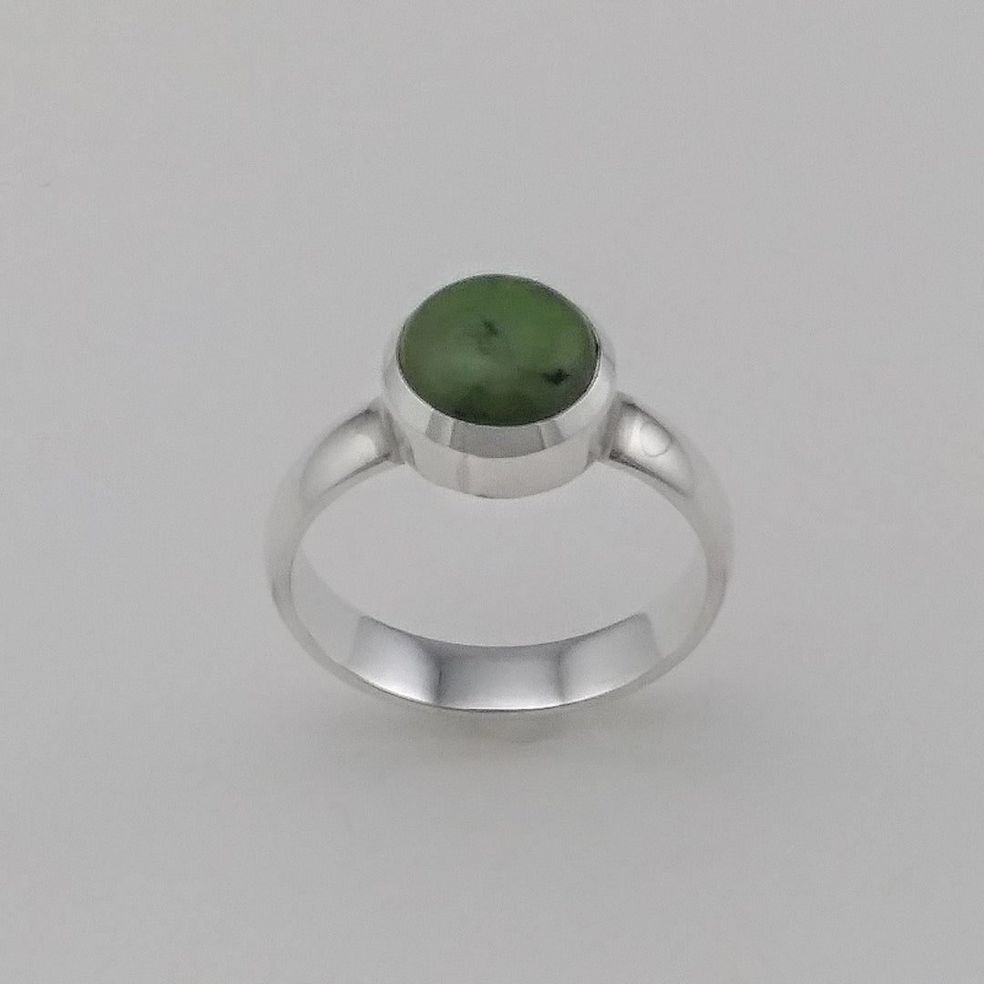 Bague argentée avec pierre de couleur verte