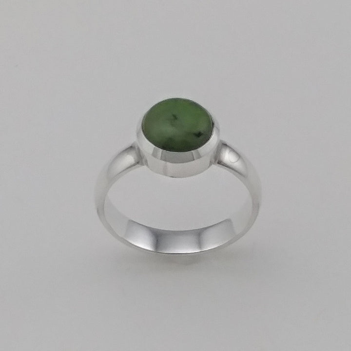 Bague argentée avec pierre de couleur verte