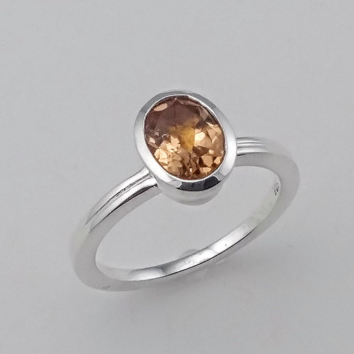 Bague argentée avec pierre de couleur orangé