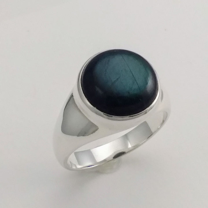 Bague argentée avec pierre de couleur bleu foncé