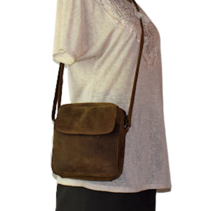 Sac organisateur en cuir de bison avec pochette sur le devant sur un mannequin portant un tshirt blanc