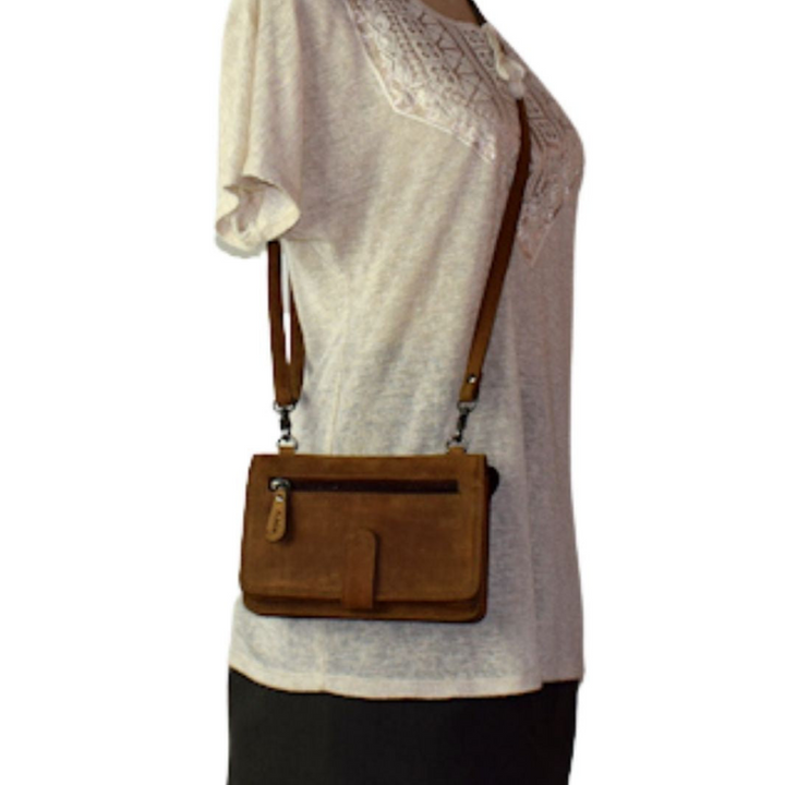 Sac organisateur à glissière en cuir de bison avec pochette à fermeture éclair sur mannequin à tshirt blanc