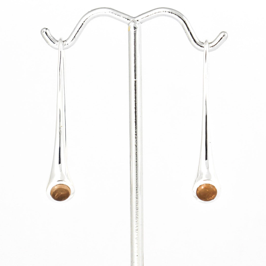 Longues boucles d'oreille argentées avec grenat hessonite au bout