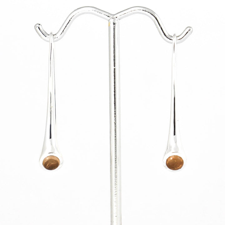 Longues boucles d'oreille argentées avec grenat hessonite au bout