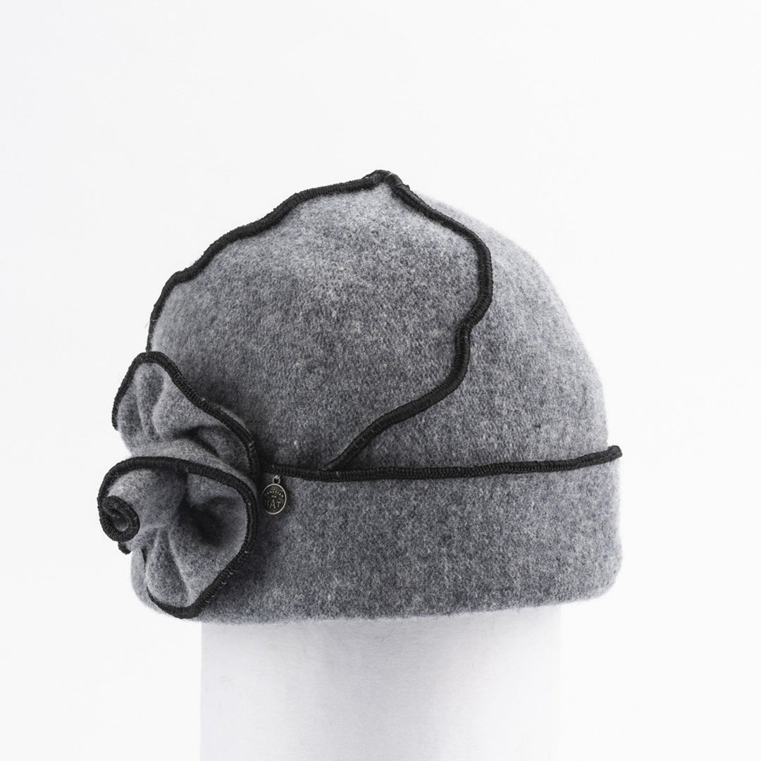 chapeau de laine bouillie couleur grise